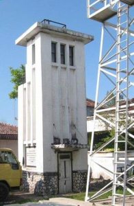 Het monument, in oude kleuren