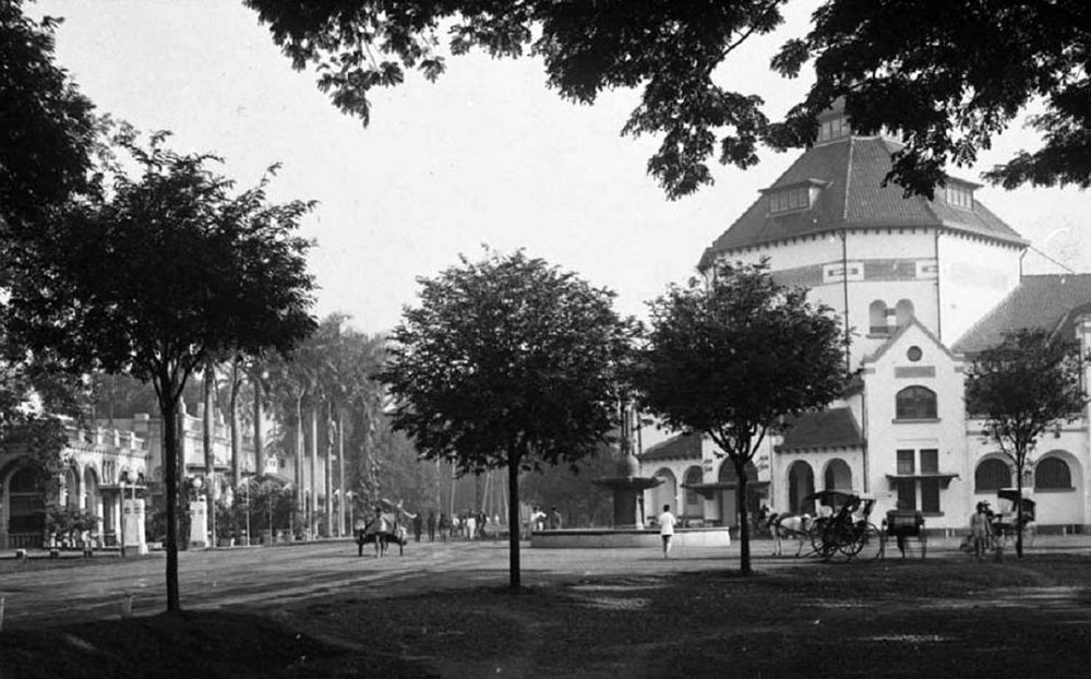 Nienhuys-fontein met postkantoor (coll. TM)