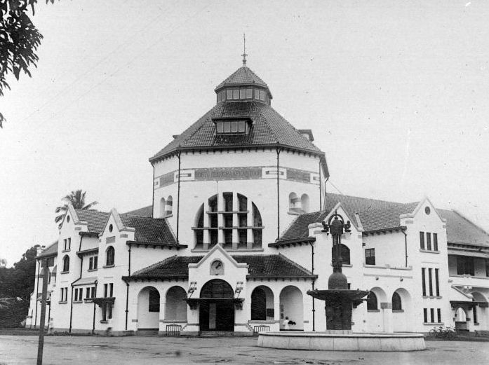 Nienhuys-fontein met postkantoor (coll. TM)