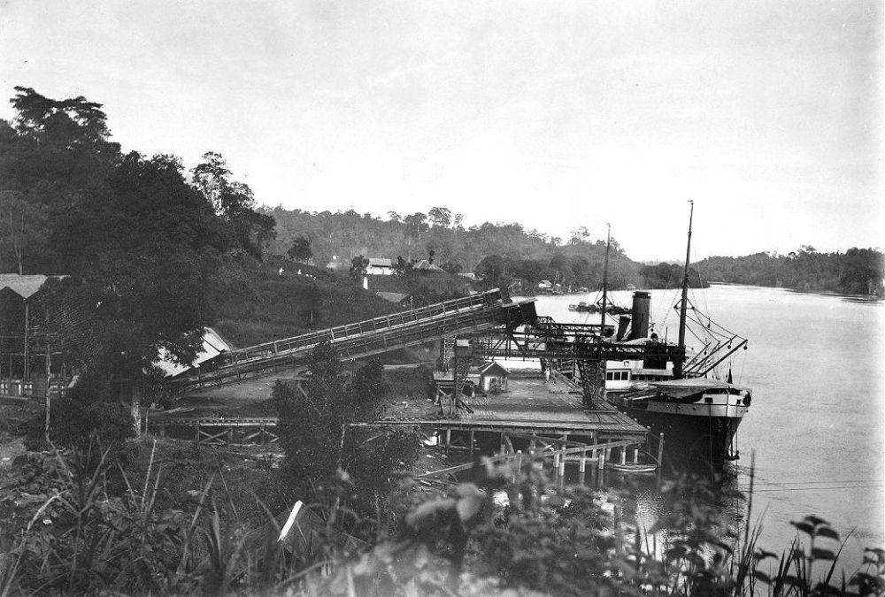 Een schip van de Koninklijke Paketvaart Maatschappij (KPM) tijdens het laden van kolen in Teloekbajoer, de afvoerhaven van de NV Steenkolen Maatschappij Parapattan (SMP)