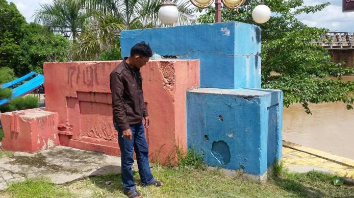 Een monument te Sarolangun, 2015 (foto: Tribun Jambi)