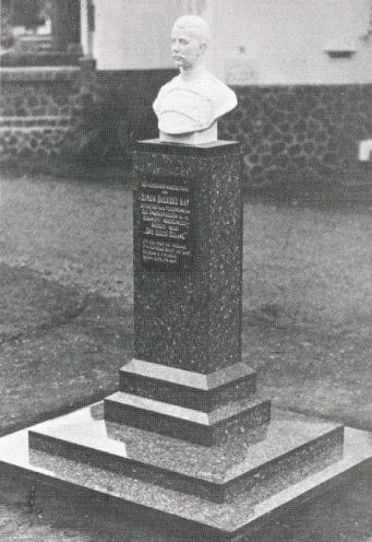 Het borstbeeld van Aaij