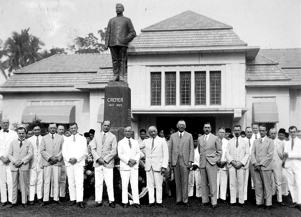 Groepsportret bij het standbeeld van J.T. Cremer ter gelegenheid van het vijftigjarig jubileum van de Deli Planters Vereniging (1929) Bij het standbeeld van J.T. Cremer voor het kantoor van de Deli Planters Vereniging staan van links naar rechts: Dr. S.C.J. Jochems (adjunct directeur Deli Proefstation), D. Wolfson (chef afd. Emigratie D.P.V.), C.H. ten Cate (secretaris D.P.S.), A.Jeppe (hoofdadministrateur Cult. Mij De Oostkust), A.R.R.F. Koen (ass. plantk. Afd. D.P.S.), G. Nieuwenhuijs (hoofdadminsitrateur Tabak Mij Arendsburg), J.J. Priebée (voorzitter D.P.V., hoofdadministrateur Deli Mij), Dr. T. Volker (secretaris D.P.V.), B.B.M. Rupert (directeur Deli Batavia Mij), E.J. Woltersdorff (hoofdadministrateur Batavia Mij), B. Simon (hoofdadministrateur Senembah Mij), B.Ph.M. de Groot (chef Scheikundig Laboratorium D.P.S.), Dr. J. Kuijper (directeur D.P.S.), Ir. J. v.d. Poel (chef Landbouwk. afd. D.P.S.), Dr. A. Meurs (plantkundige D.P.S.), Dr. C.H. Oostingh (chef Agrogeologische afd. D.P.S.), Drs. P.A. Rowan (chef Scheikundige afd. D.P.S.) en Dr. J.K. de Jong (chef Dierkundige afd. D.P.S.).