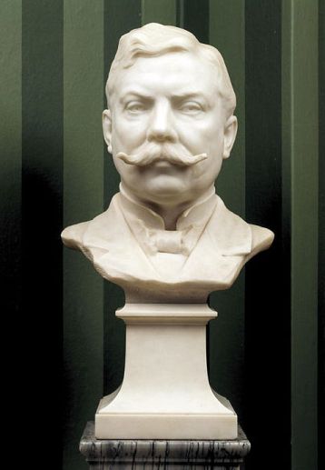 Witmarmeren portretbuste van Cremer, in 1912 vervaardigd door Arend Odé (Collectie ABN AMRO Historisch Archief, Amsterdam)