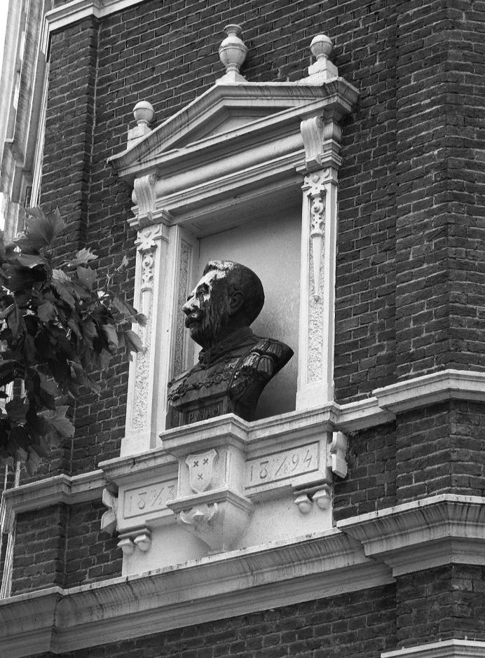 Het borstbeeld, thans