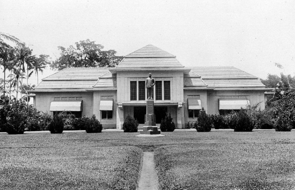 Het standbeeld op het gazon voor het hoofdkantoor van de Deli Maatschappij.