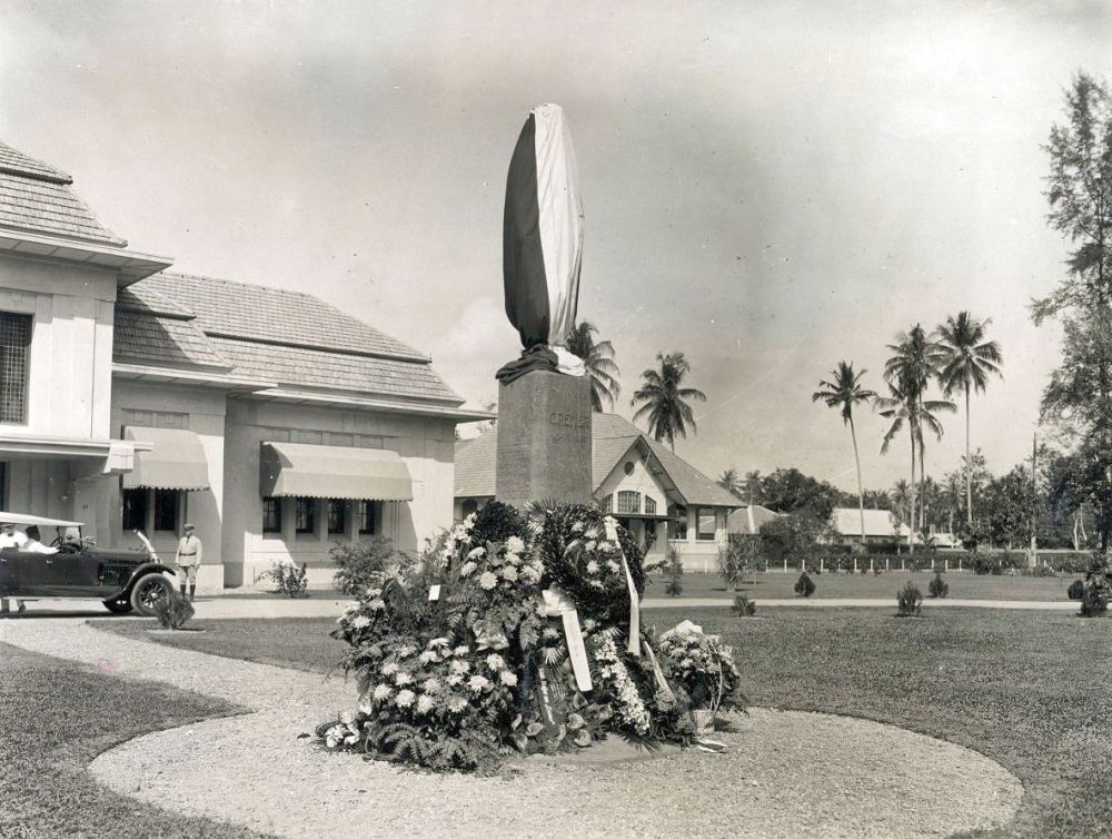 Het standbeeld, kort voor de onthulling