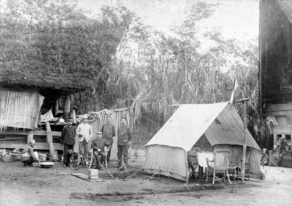 Assistent-resident Welsink en controleur Van Dijk in Bataklanden